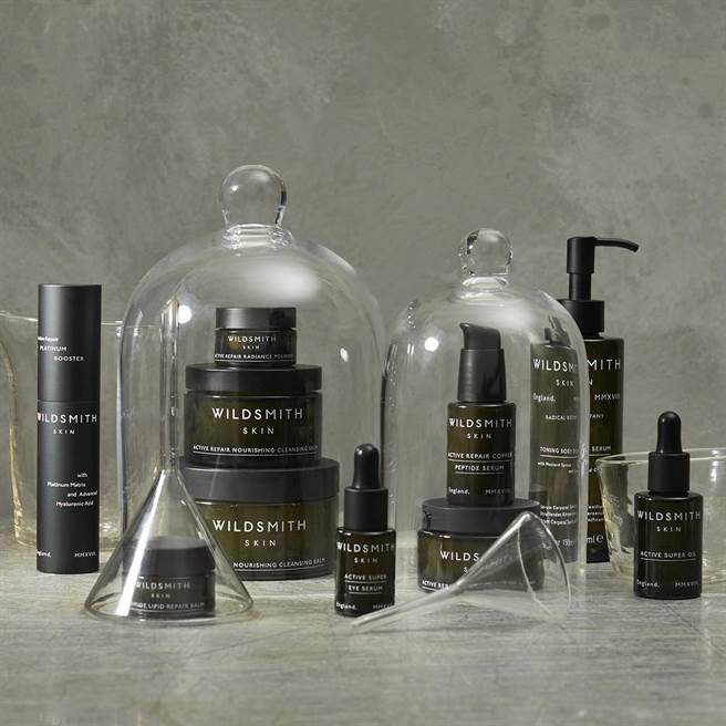 WILDSMITH採用独特植矿超导科技(Radical Botany)，结合活性胜肽、矿物及天然植物萃取、生物动力农法等技术，制成高效渗透活性成分，应用于产品当中。(图片提供10／10  HOPE)