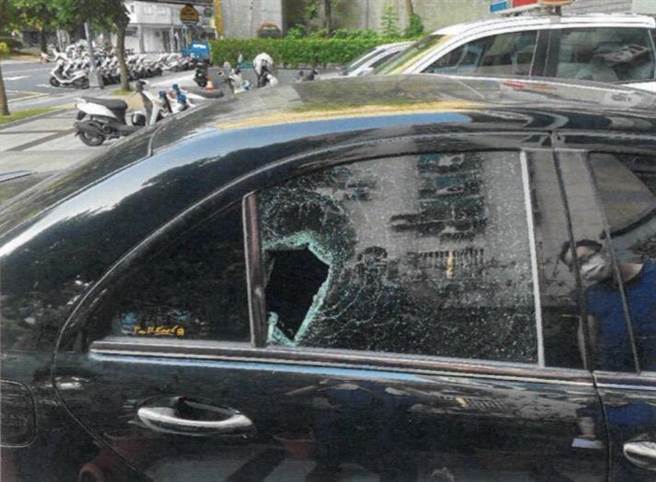 万华分会帮眾逞凶当街砸车。（警方提供）