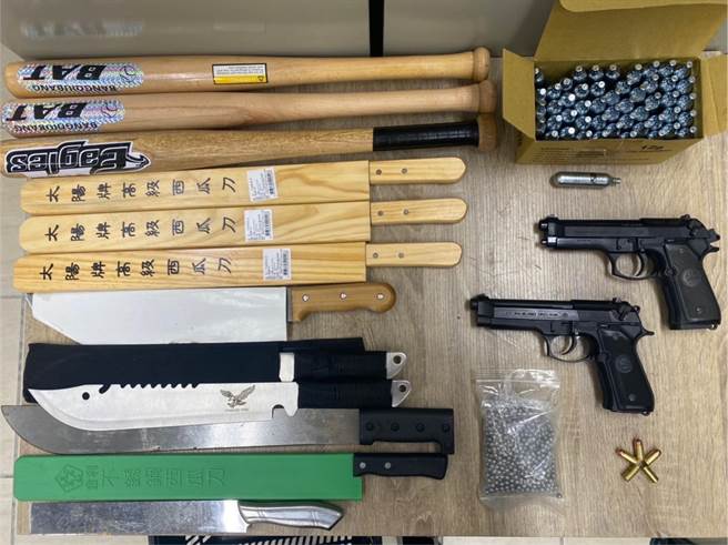 警方查扣道具枪、开山刀等证物。（警方提供）