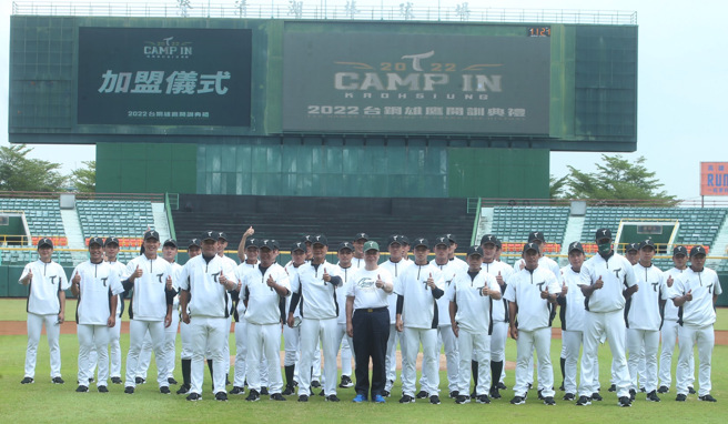 台鋼雄鷹今天在澄清湖棒球場展開秋訓。（陳怡誠攝）