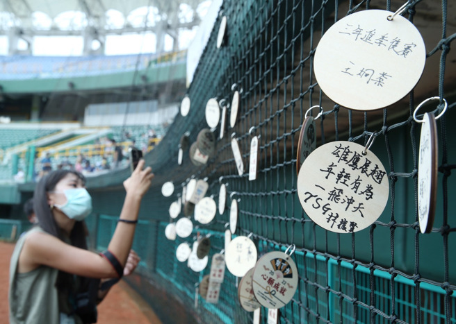 台鋼雄鷹總經理王炯棻在祈願卡上寫下「3年季後賽」目標。（陳怡誠攝）