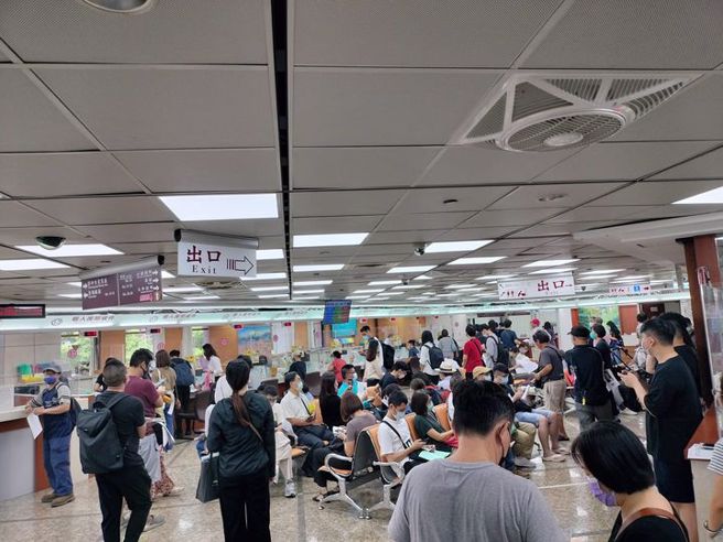 他PO辦護照人龍，網驚呼報復性旅遊快來了。（圖／翻攝自爆廢公社二館）