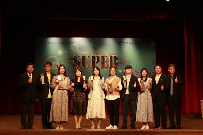 928教師節即將到來，全國教師會(以下簡稱全教會)今(24)日舉辦「111年度全國SUPER教師獎」頒獎典禮，並公布得獎結果。教育部長潘文忠(左一)與國教署長彭富源(右一)皆到場出席。(全教總提供／李侑珊台北傳真)