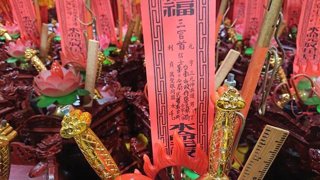 台湾首庙天坛的礼斗法会仪式26日开始，祈福礼斗上有杀警夺枪案殉职警派出所名称。（程炳璋摄）