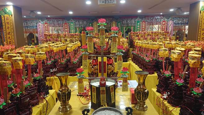 台湾首庙天坛的礼斗法会一年一次，参加者踊跃动辄上千人。（程炳璋摄）