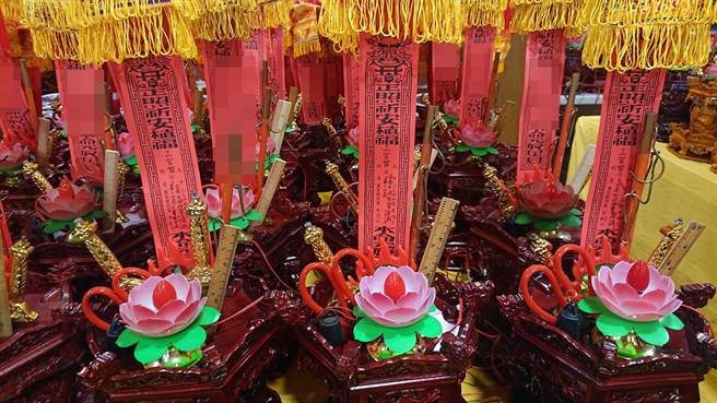 台湾首庙天坛的祈福礼斗中，首次出现3个警察单位的礼斗。（程炳璋摄）