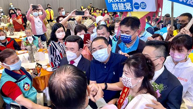 侯友宜積極爭取彰化同鄉會支持，走入會場也受到熱烈的歡迎。（呂健豪攝）