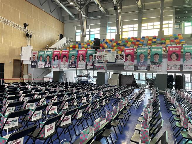 黄伟哲今天下午成立「百工百业后援会」，现场高挂议员参选人海报，宣示将达成「市长连任、议员过半」目标。(曹婷婷摄)