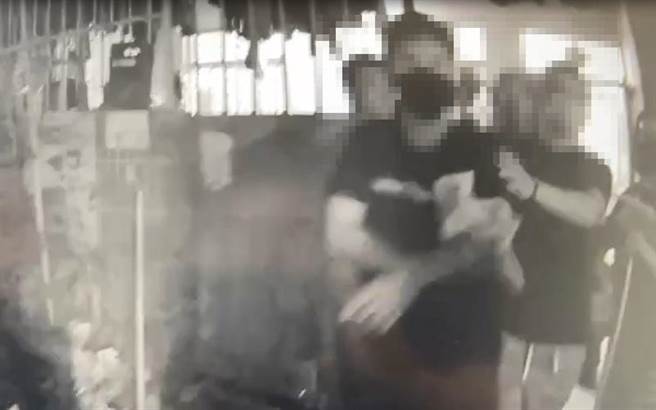 3名鄰居因故起爭執，進而持刀壯膽，肢體碰撞後全都受輕傷送醫。（嘉縣消防局提供∕呂妍庭嘉義傳真）