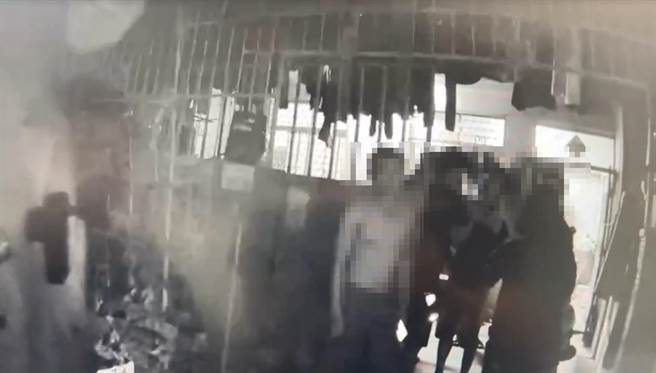 3名鄰居因故起爭執，進而持刀壯膽，肢體碰撞後全都受輕傷送醫。（嘉縣消防局提供∕呂妍庭嘉義傳真）