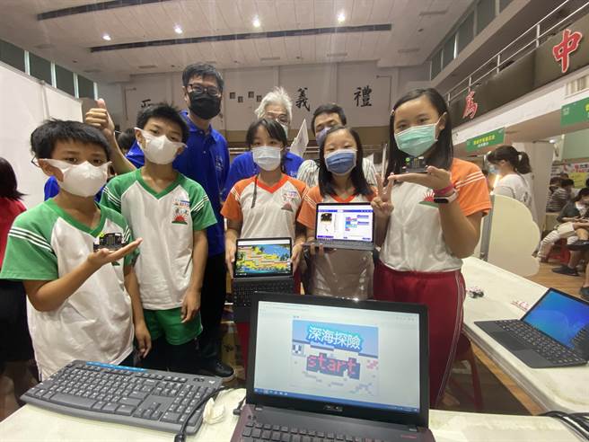 东光国小学生展现资讯科技能力。(曹婷婷摄)