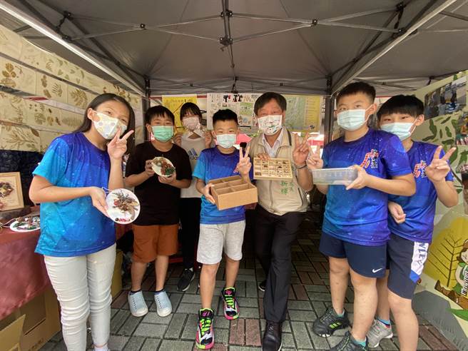 虎山实小「童梦森林」，展现学生在地取材森林生态种子等作品。(曹婷婷摄)