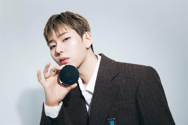 CLIO防沾染霧光氣墊粉餅，鬼才Zico展現代言魅力。（CLIO提供）