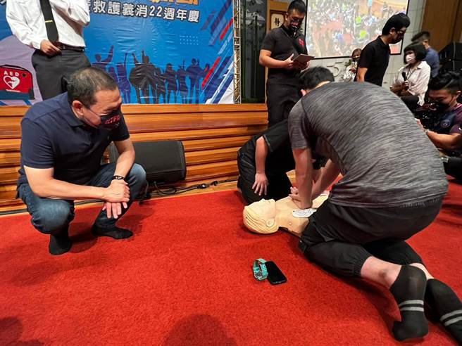 侯友宜主持决赛，并在旁观看过程。（李奇叡摄）