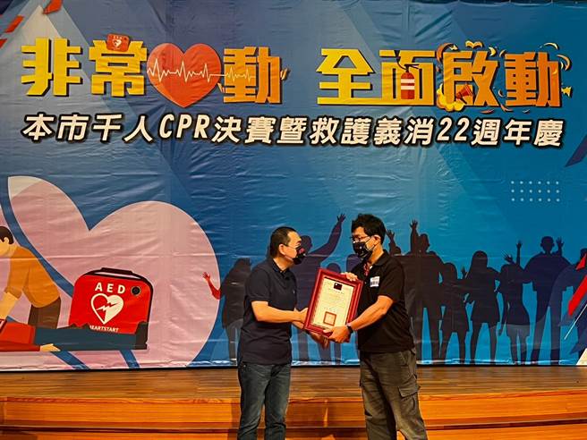 侯友宜为各医院的消防局医疗指导医师颁发感谢状。（李奇叡摄）