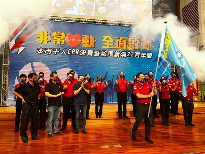 侯友宜为甫成军的文化救护义消分队授旗。（李奇叡摄）