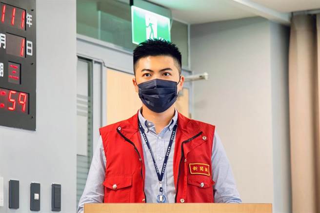 新北市政府副发言人张劭斌拿出台湾世界新闻传播协会14日公布的全台县市长满意度调查，打脸民进党新北市长参选人林佳龙。（张劭斌提供）