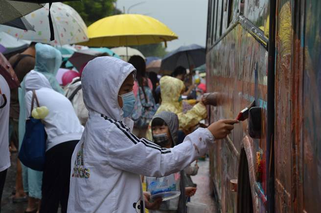 《瘋北大兒童上街趣》今在新北市北大特區登場，大義路封街化身山林遊戲場，搭建三層樓高樹屋、森林木屑步道、大型陶土地景以及客運公車瘋狂彩繪等16個遊戲主題區，吸引超過百位親子同樂。（蔡雯如攝）