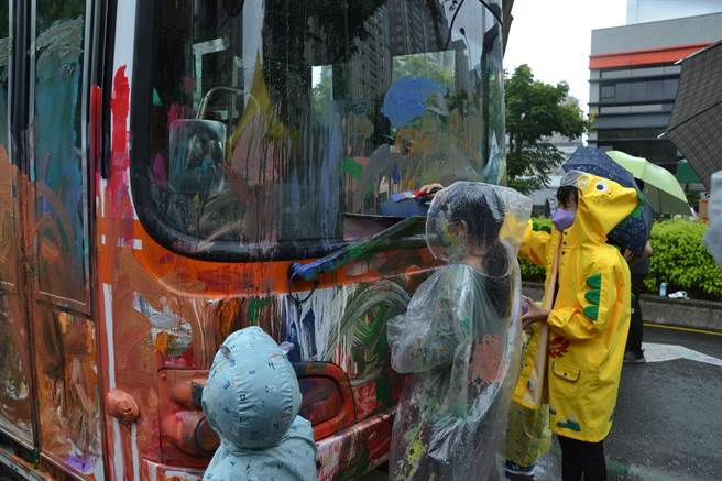 《瘋北大兒童上街趣》今在新北市北大特區登場，大義路封街化身山林遊戲場，搭建三層樓高樹屋、森林木屑步道、大型陶土地景以及客運公車瘋狂彩繪等16個遊戲主題區，吸引超過百位親子同樂。（蔡雯如攝）