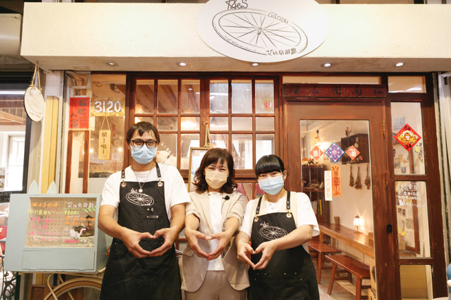 民进党新竹市长候选人沈慧虹（中）。（图／沈慧虹办公室提供）