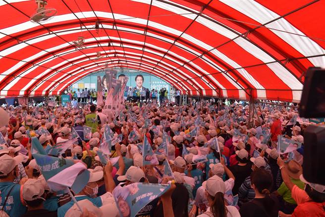 民进党苗栗县长参选人徐定祯竞选总部，24日举行首波造势大会，千名支持将会场挤爆。（谢明俊摄）