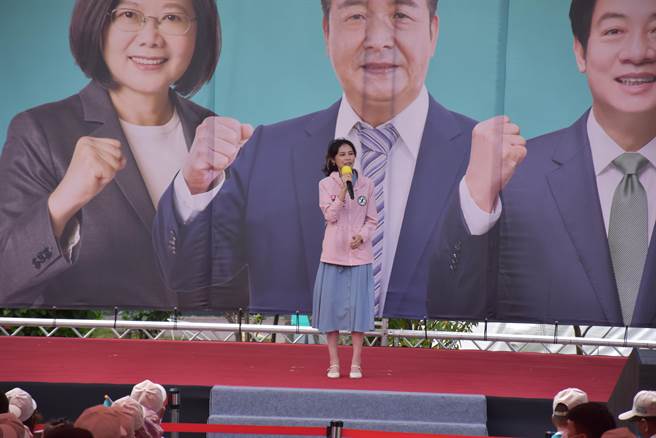民进党苗栗县长参选人徐定祯竞选总部，24日举行首波告势大会，立委赖品妤现身会场。（谢明俊摄）