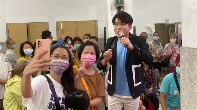 基隆市產發處邀請基隆出身的歌手許志豪（圖中立者）在信義市場獻聲，炒熱「潮手信市集」活動。（基隆市產發處提供／張志康基隆傳真）
