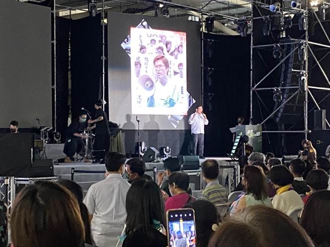 民進黨黨慶音樂會24日在台中市登場，黨籍新北市長參選人林佳龍上台宣講18歲公民權。(馮惠宜攝)