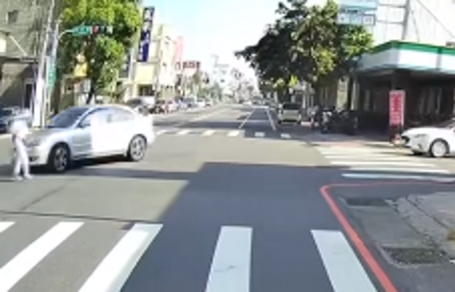 欲左轉的自小客車無視婦人，直直朝她撞了上去。(翻攝臉書八卦村 - 行車紀錄器影片上傳中心)