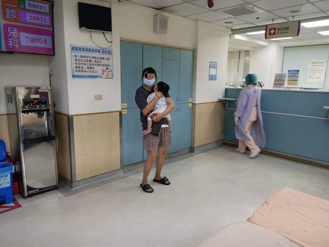 在警方协助开道下，原本25分车程，仅花12分钟就抵达医院，让翁姓夫妻满心感谢。（竹崎分局提供∕吕妍庭嘉义传真）