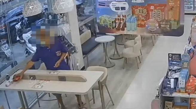 周男误把收纳盒当成钱包，趁机偷取，没想到里面没有任何现金，周男感到相当傻眼。（高市凤山分局提供／杨舒婷高雄传真）