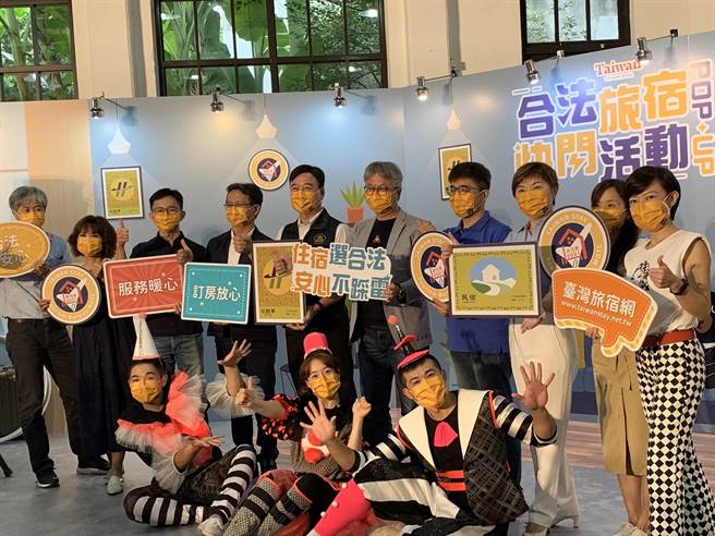 交通部觀光局今日舉辦「合法旅宿POP-UP一日快閃」活動，呼籲民眾訂房前要選擇合法旅宿保護權益。（陳祐誠攝）
