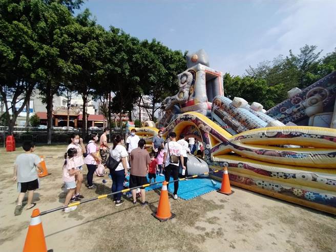 市议员参选人蔡怡萱24日在田心公园举办丰后军水陆训练。（蔡怡萱提供／陈淑娥台中传真）