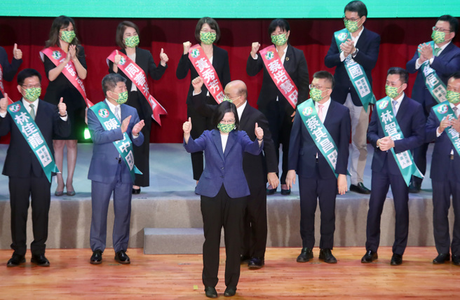圖為民進黨7月17日舉行第二十屆第一次全代會，由黨主席蔡英文總統（中左）偕同行政院長蘇貞昌（中右），介紹民進黨縣市長選舉的參選人與各執政縣市的首長，以「團結台灣、顧好未來」為主軸，為年底的縣市長選舉喊出凍蒜的口號。（資料照,鄭任南攝）