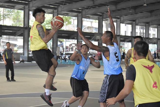 高雄市政府原住民事务委员会于今天举办首届「高雄市原住民族运动会」，规划5个竞赛项目，作为选拔112年全国原住民族运动会高雄的代表选手，挖掘优秀原住民运动青年。(高雄市原民会提供／林雅惠传真)