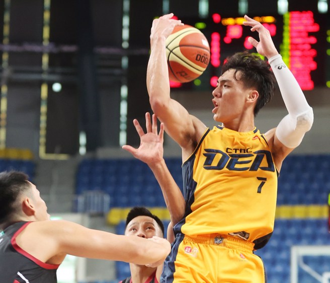 魏嘉豪(右)這場比賽打到最後3分42秒左腿抽筋退場。(中華籃協提供)