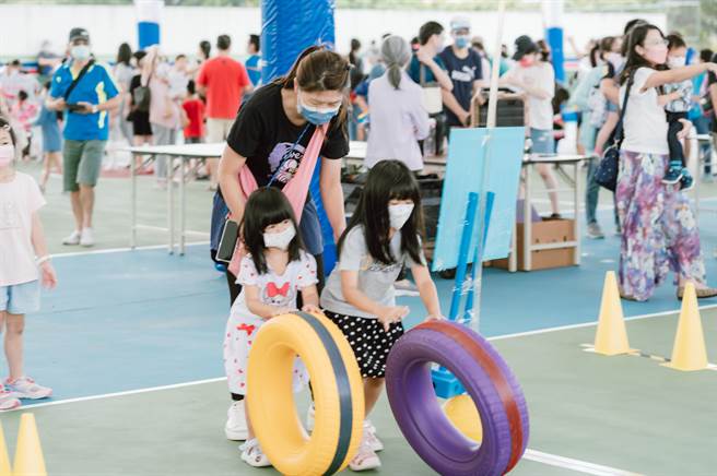 苗栗家扶中心24日在竹南运动公园篮球场，举办「LOVE YOU❤童在一起」亲子嘉年华。（苗栗家扶中心提供／谢明俊苗栗传真）