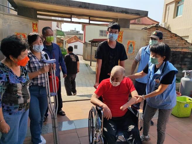 金門縣政府大同之家啟動「陪長輩回家」之旅，讓長輩回家的路不再遙不可及(圖/金門縣大同之家提供)