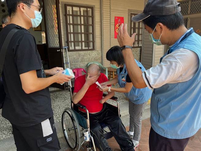 當長者重回家中心情激動淚流滿面，思念之情溢於言表(圖/金門縣大同之家提供)