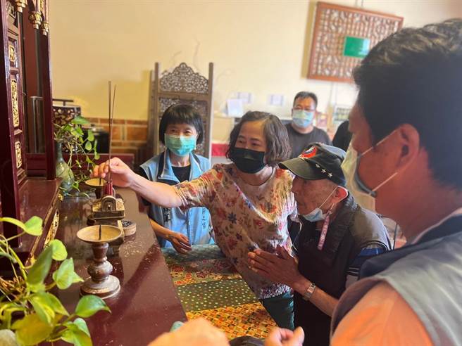 大同之家協助長者回到老宅，一炷清香祭拜祖先，一圓美夢(圖/金門縣大同之家提供)