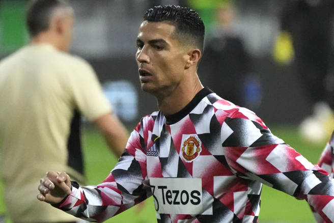 C羅拍落球迷手機事件，正式遭到英格聯足球總會提出指控。(美聯社)