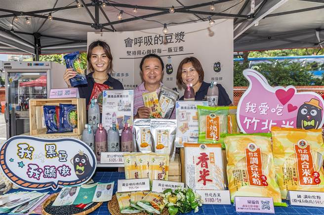 县府在竹北市新瓦屋举办「竹县市集 新鲜go!」活动，竹北市农会今年研发的黑豆拌麵和黑豆浆，成为热销农特产品。（罗浚滨摄）