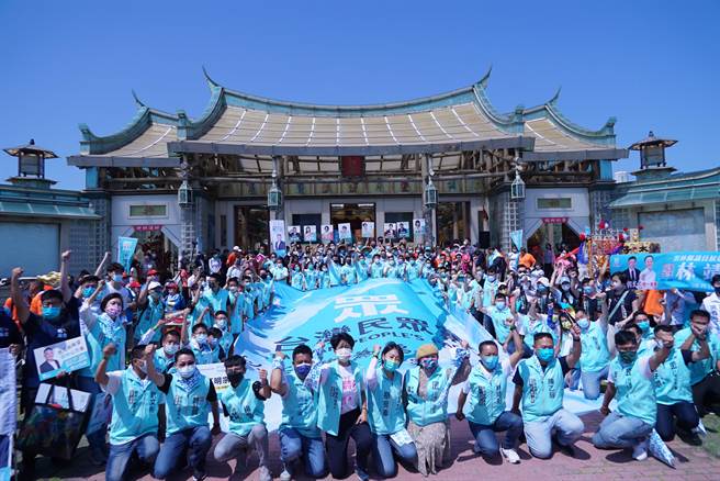 台灣民眾黨主席柯文哲，24日率領台灣民眾黨全國近百位參選人，齊聚彰化鹿港玻璃廟「護聖宮」，在媽祖面前宣誓「五不」。（吳建輝攝）
