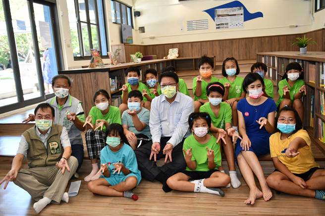 屏县府与为台湾而教教育基金会（TFT）合作，在车城国小温泉分校设立全屏首座「教育创新基地」，作青年教育人才与资源匯聚点，为国境之南创造优质学习环境。（谢佳潾摄）