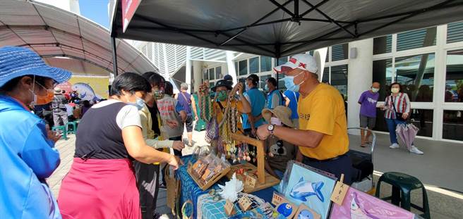 台南市虱目鱼文化季在七股游客中心登场，吸引超过500人参加，现场有手作体验及文创市集。（台南市府提供／李俊淇台南传真）