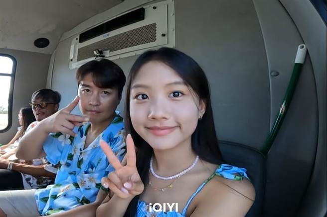 李同国（左）与女儿李在诗一有机会就自拍。（爱奇艺国际站提供）