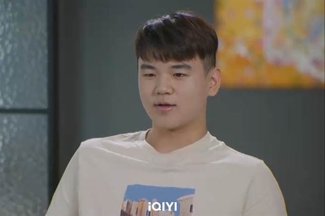 尹敏洙的儿子尹侯转眼16岁抽高，最近爱上健身。（爱奇艺国际站提供）