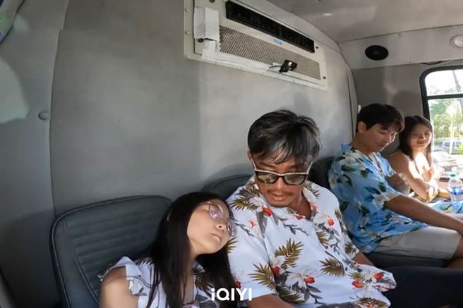 秋小爱躺在秋成勋肩上睡觉。（爱奇艺国际站提供）