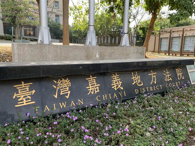 嘉義地檢署以戴姓村長有串證之虞，向嘉義地方法院聲請羈押禁見獲准。（呂妍庭攝）