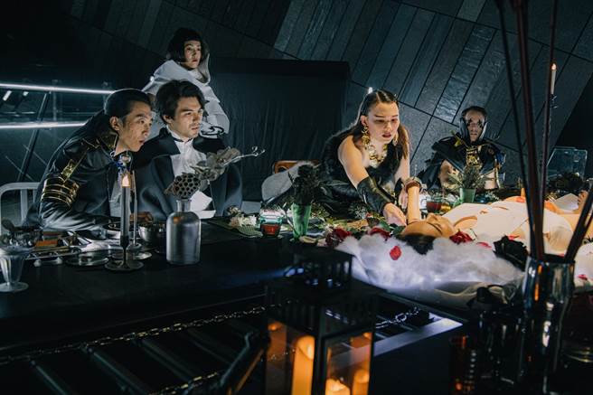 张怀秋（左起）与凤小岳、纪培慧等人在《你在天堂吗？》受到人心的考验。（Alexander King Chen提供）